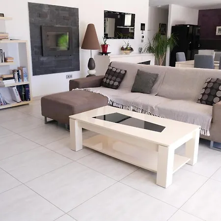 Villa Alpilles: Contemporary Retreat With Pool In *