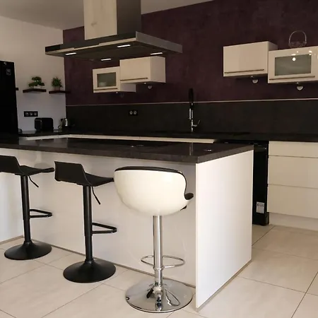 Villa Alpilles: Contemporary Retreat With Pool In Aureille