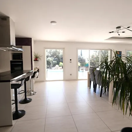 Alpilles: Contemporary Retreat With Pool In *