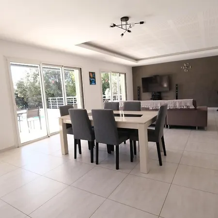Alpilles: Contemporary Retreat With Pool In Villa *